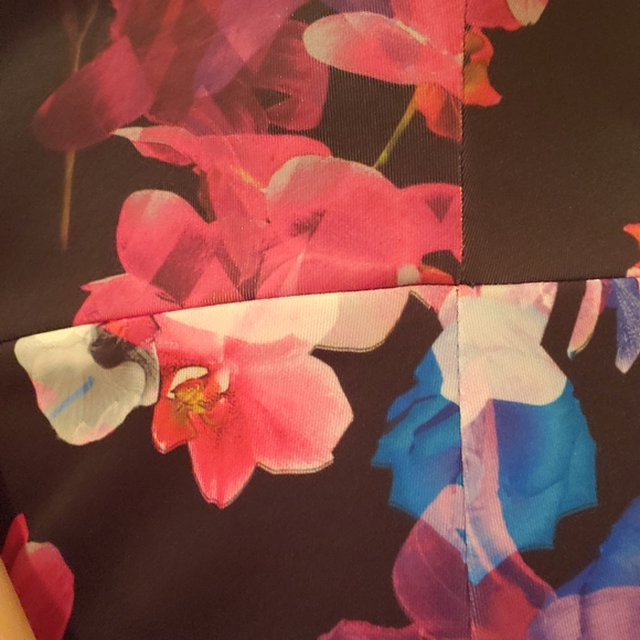 Floral capped sleeve cocktail dress - Picture 2 of 3